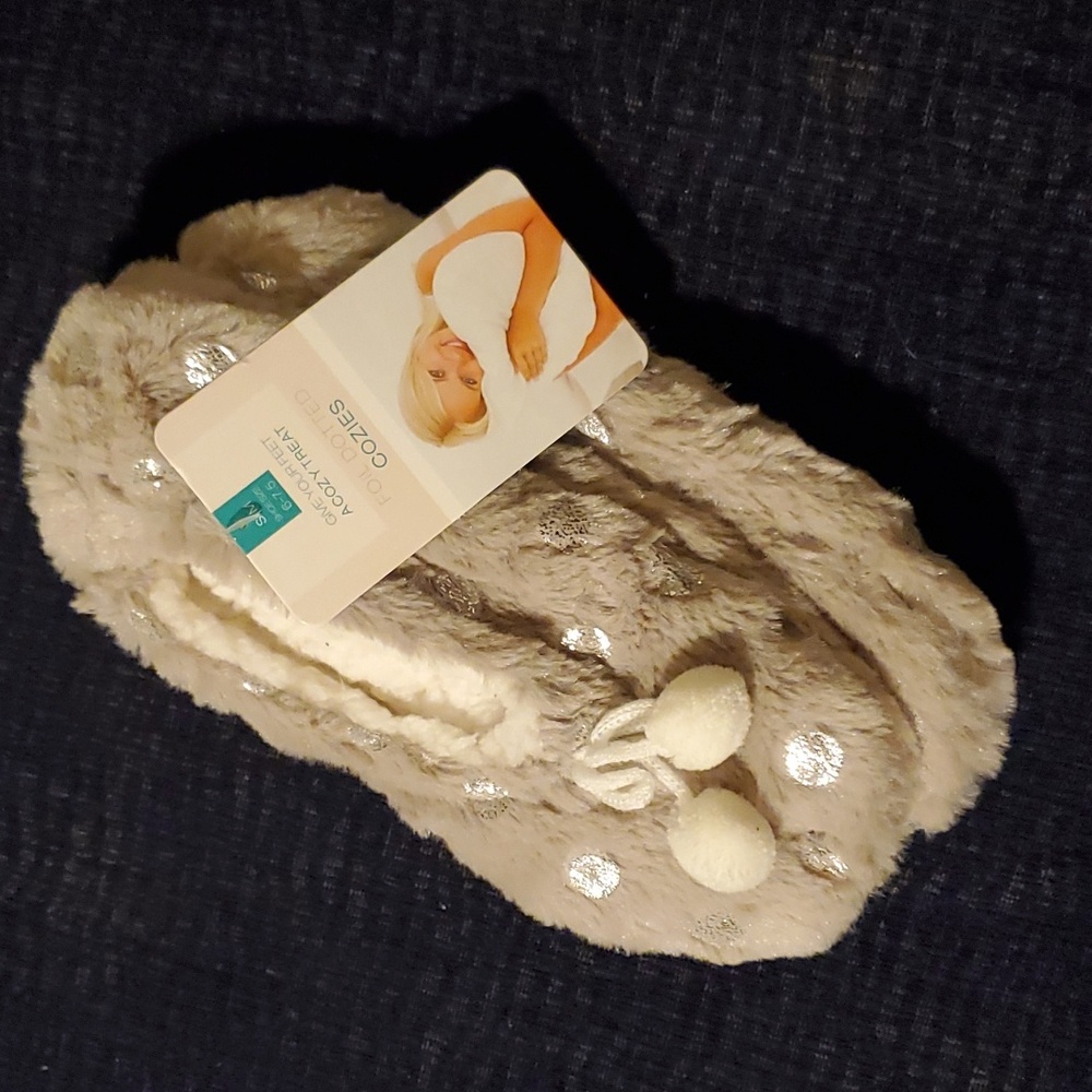 NWT Foil Dotted COZIES Fuzzy Fluffy Soft Cozy Slippers - Small/Medium (6-7.5)